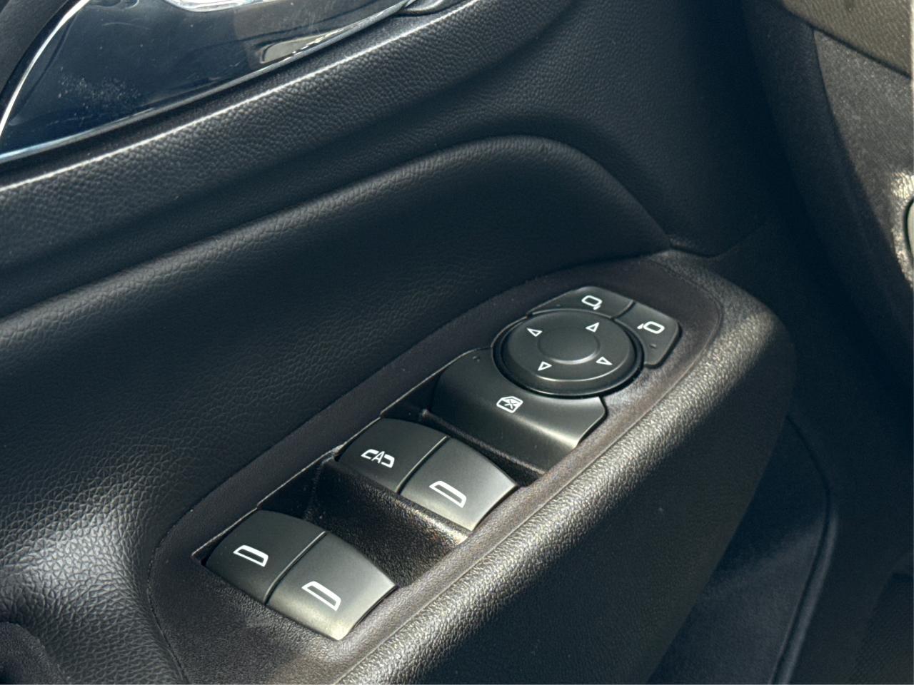 2019 Chevrolet Equinox NAV HEATED SEATS REAR CAM WE FINANCE ALL CREDIT! Photo