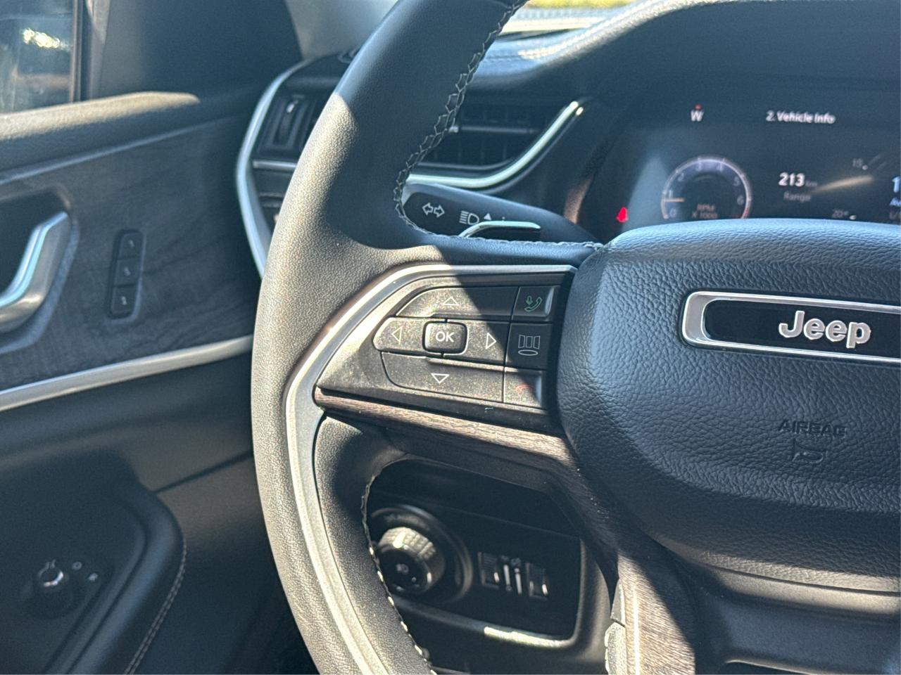 2023 Jeep Grand Cherokee NAV LEATHER HEATED SEATS! WE FINANCE ALL CREDIT! Photo