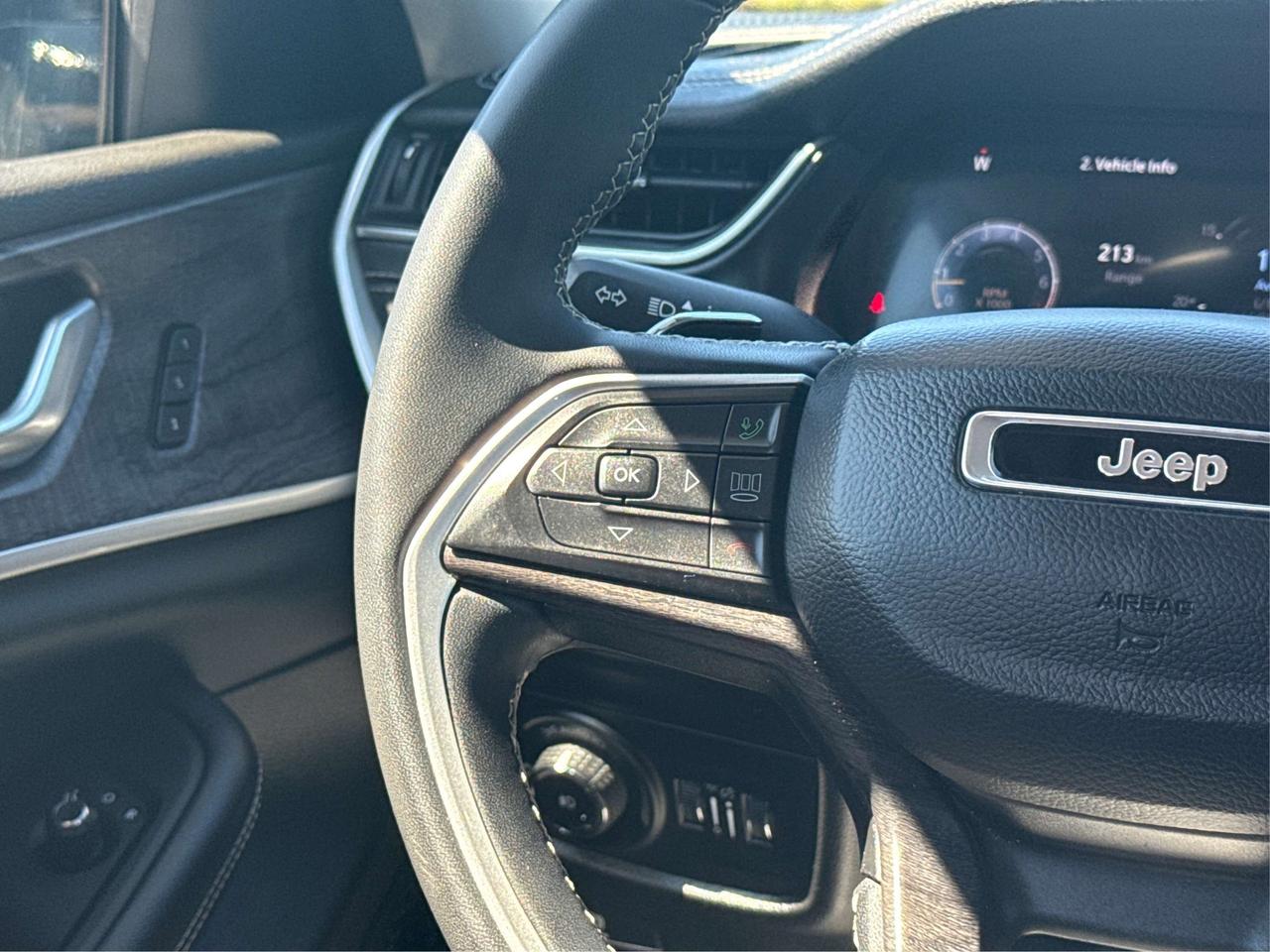 2023 Jeep Grand Cherokee NAV LEATHER HEATED SEATS! WE FINANCE ALL CREDIT! Photo