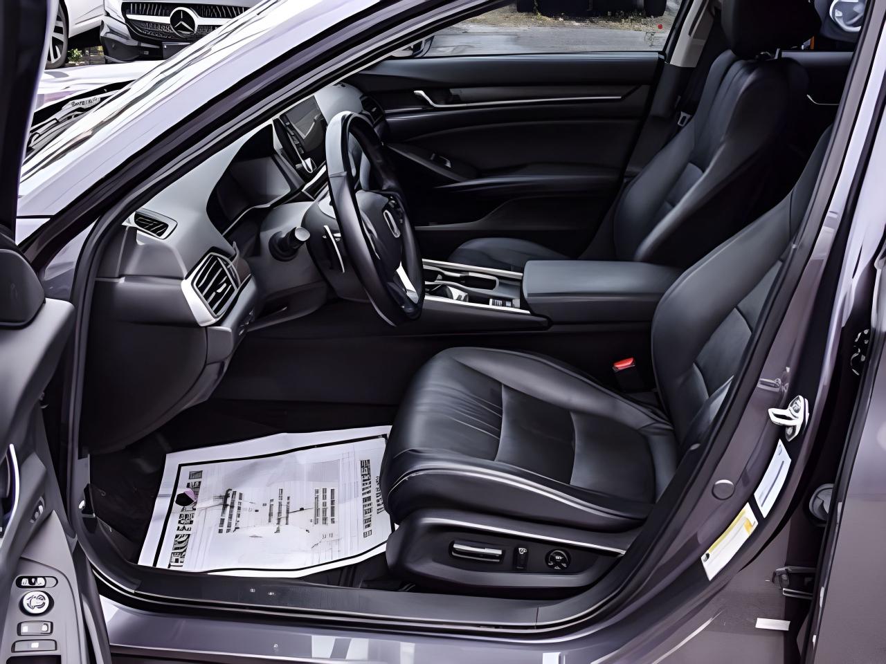 2018 Honda Accord Sedan Touring NAV LEATHER ROOF MINT WE FINANCE ALL CREDT Photo