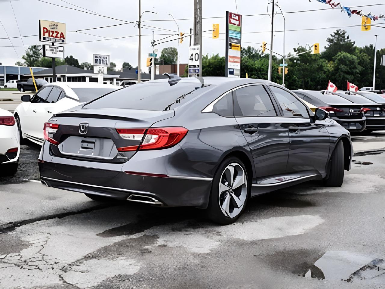 2018 Honda Accord Sedan Touring NAV LEATHER ROOF MINT WE FINANCE ALL CREDT Photo3