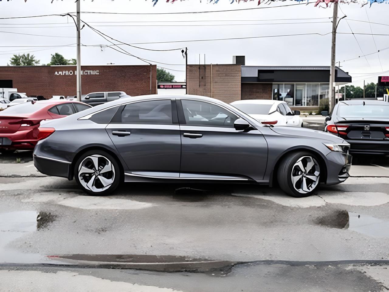 2018 Honda Accord Sedan Touring NAV LEATHER ROOF MINT WE FINANCE ALL CREDT Photo4