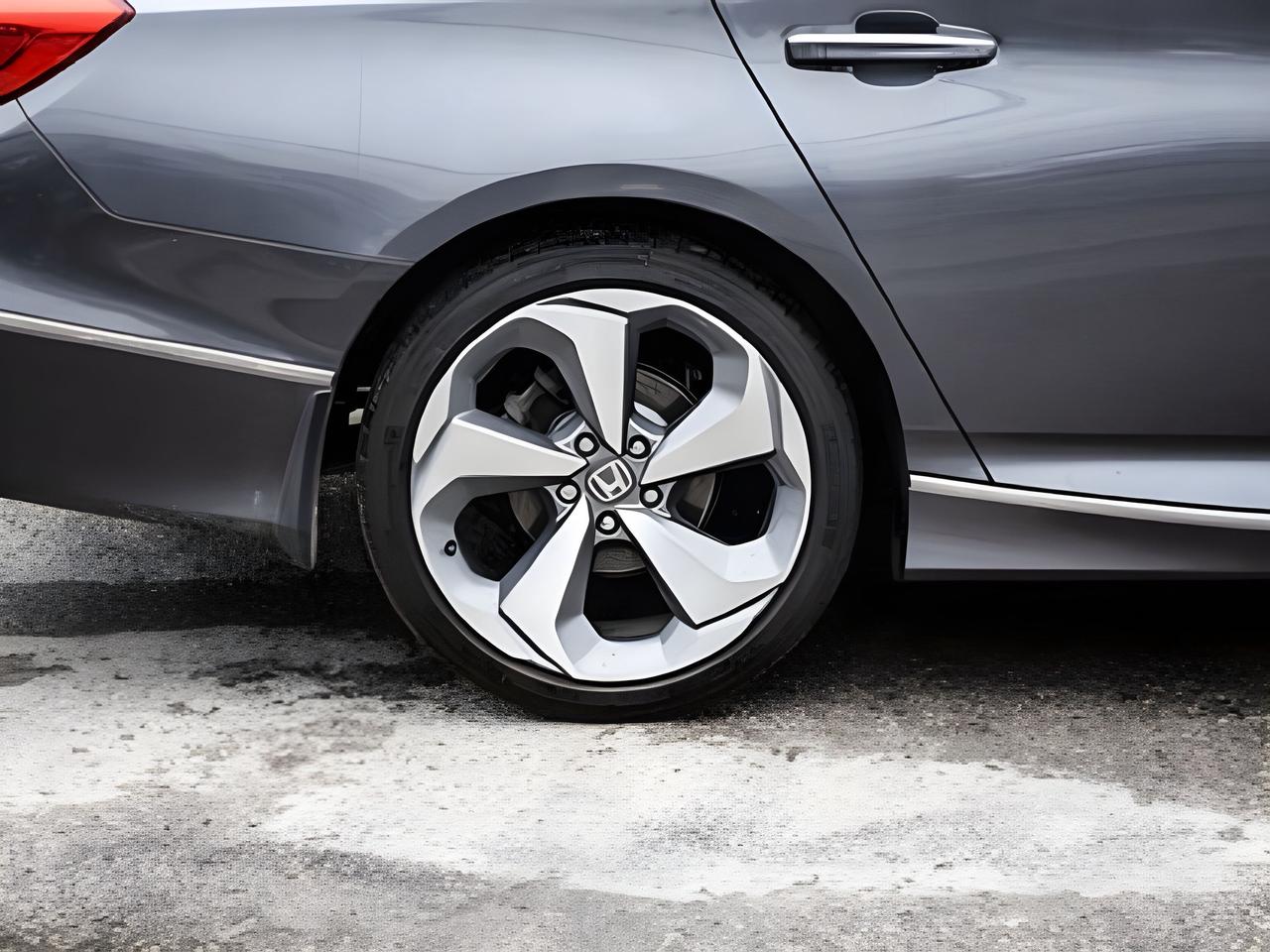 2018 Honda Accord Sedan Touring NAV LEATHER ROOF MINT WE FINANCE ALL CREDT Photo