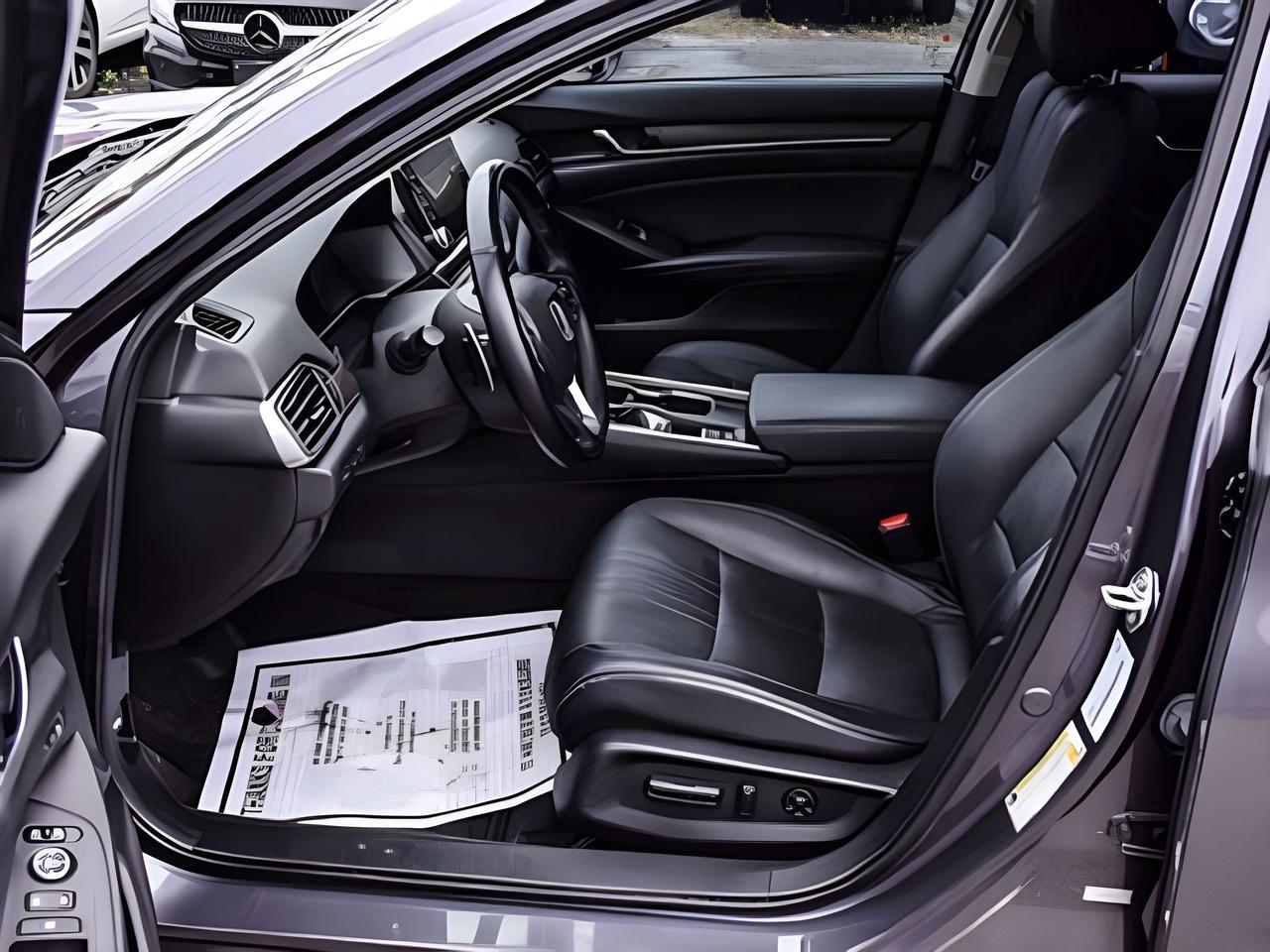 2018 Honda Accord Sedan Touring NAV LEATHER ROOF MINT WE FINANCE ALL CREDT Photo