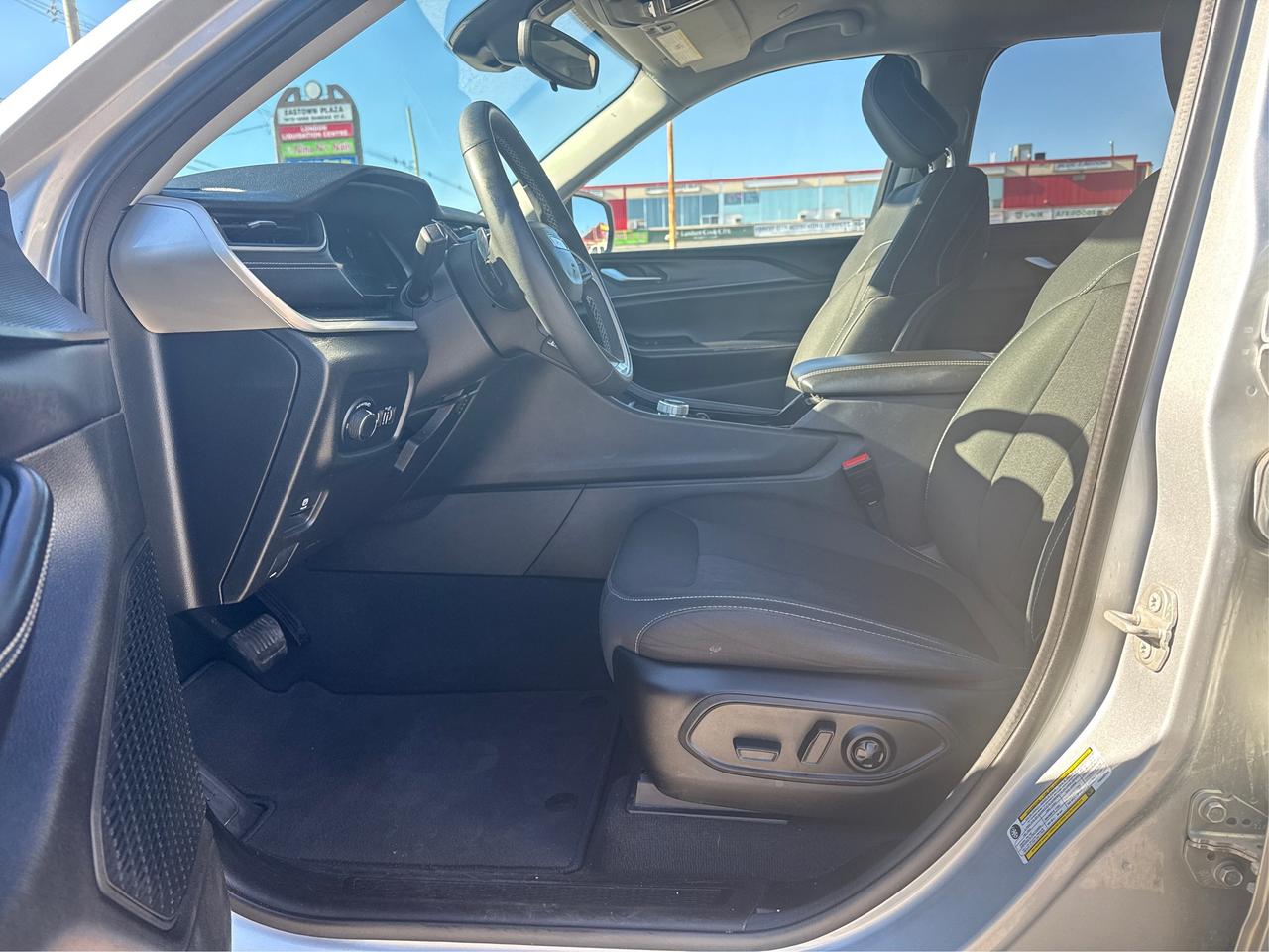 2023 Jeep Grand Cherokee L Laredo L 6 PASS AWD MINT ! WE FINANCE ALL CREDIT! Photo