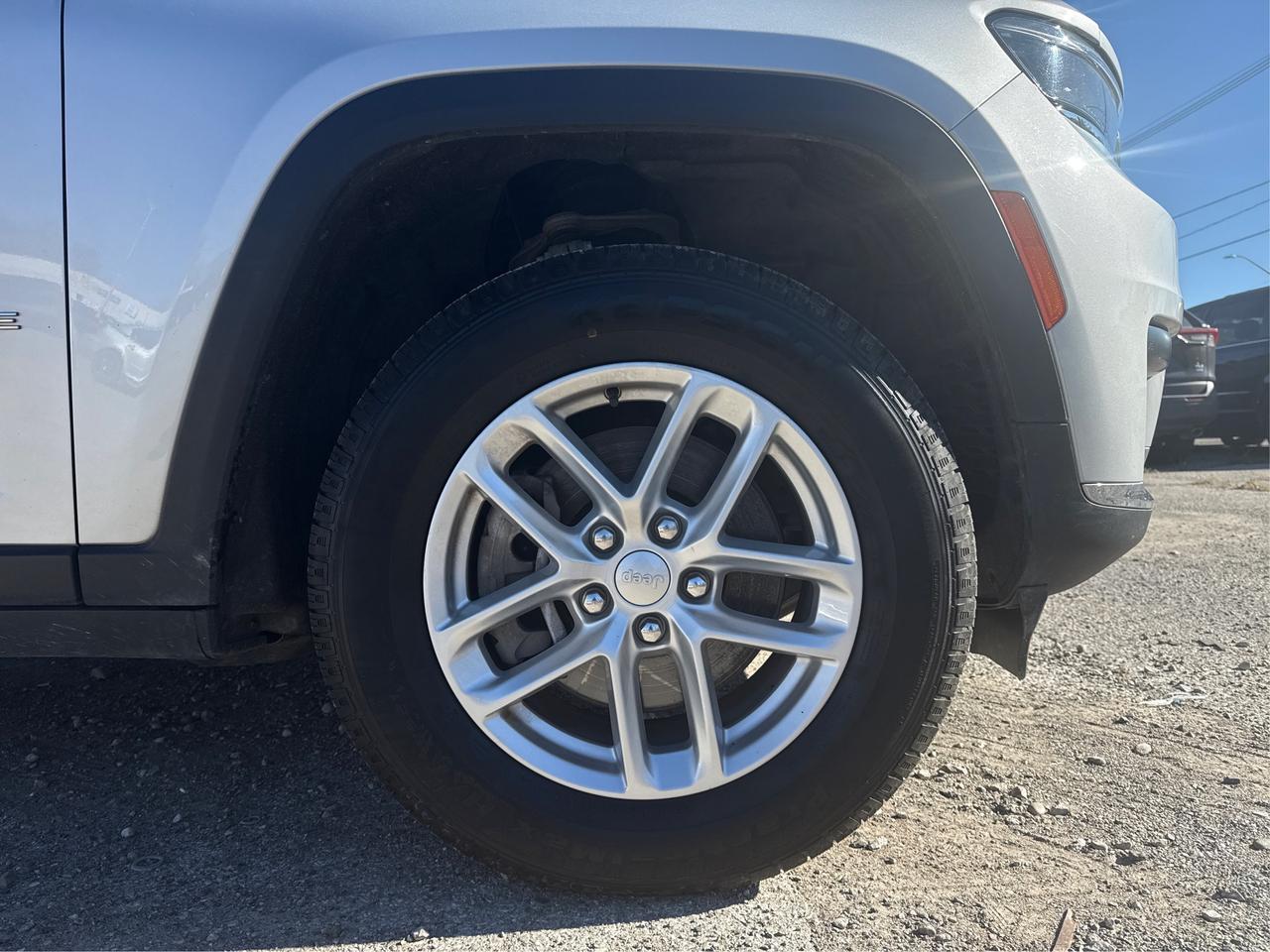 2023 Jeep Grand Cherokee L Laredo L 6 PASS AWD MINT ! WE FINANCE ALL CREDIT! Photo