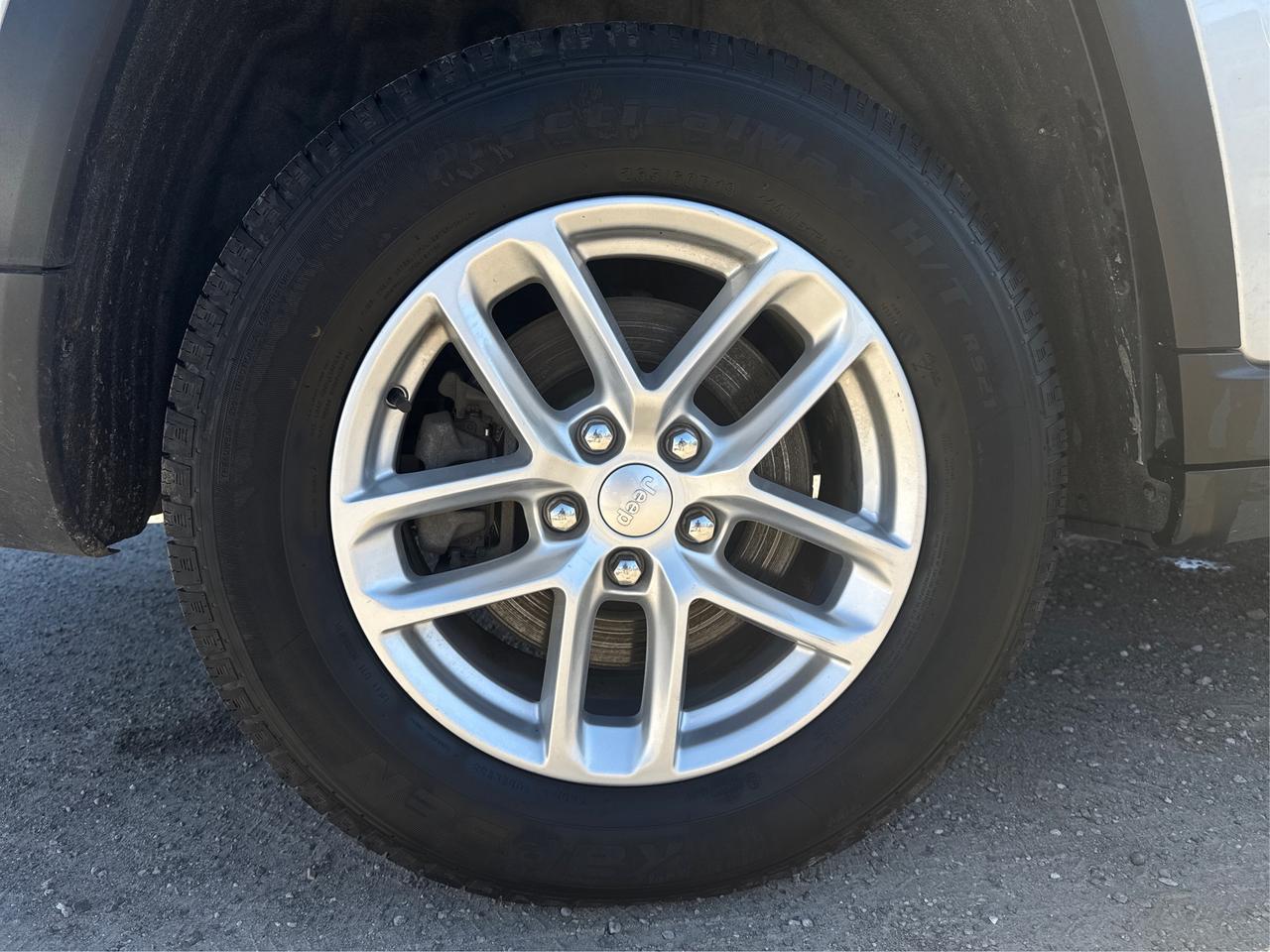 2023 Jeep Grand Cherokee L Laredo L 6 PASS AWD MINT ! WE FINANCE ALL CREDIT! Photo