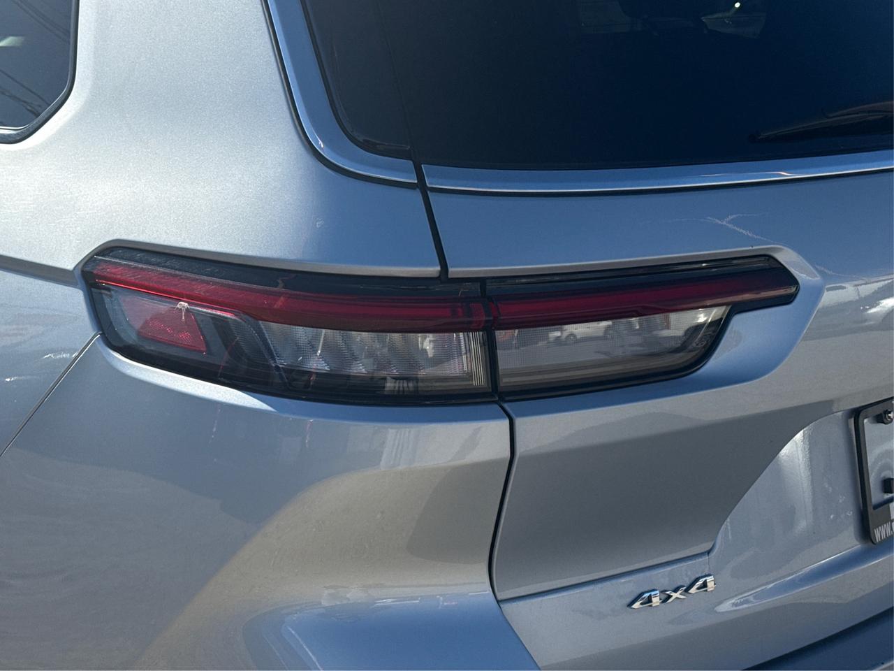 2023 Jeep Grand Cherokee L Laredo L 6 PASS AWD MINT ! WE FINANCE ALL CREDIT! Photo