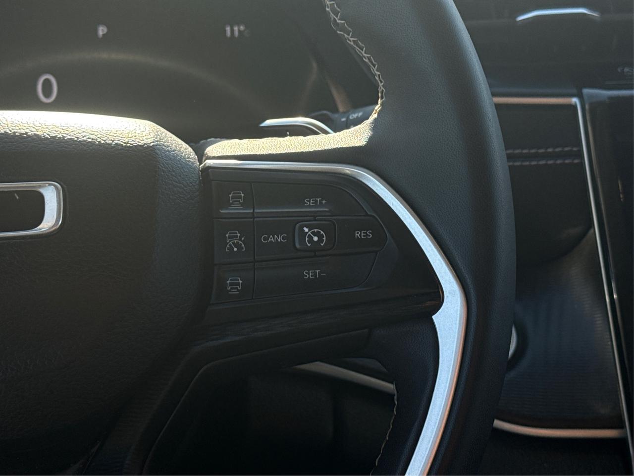 2023 Jeep Grand Cherokee L Laredo L 6 PASS AWD MINT ! WE FINANCE ALL CREDIT! Photo