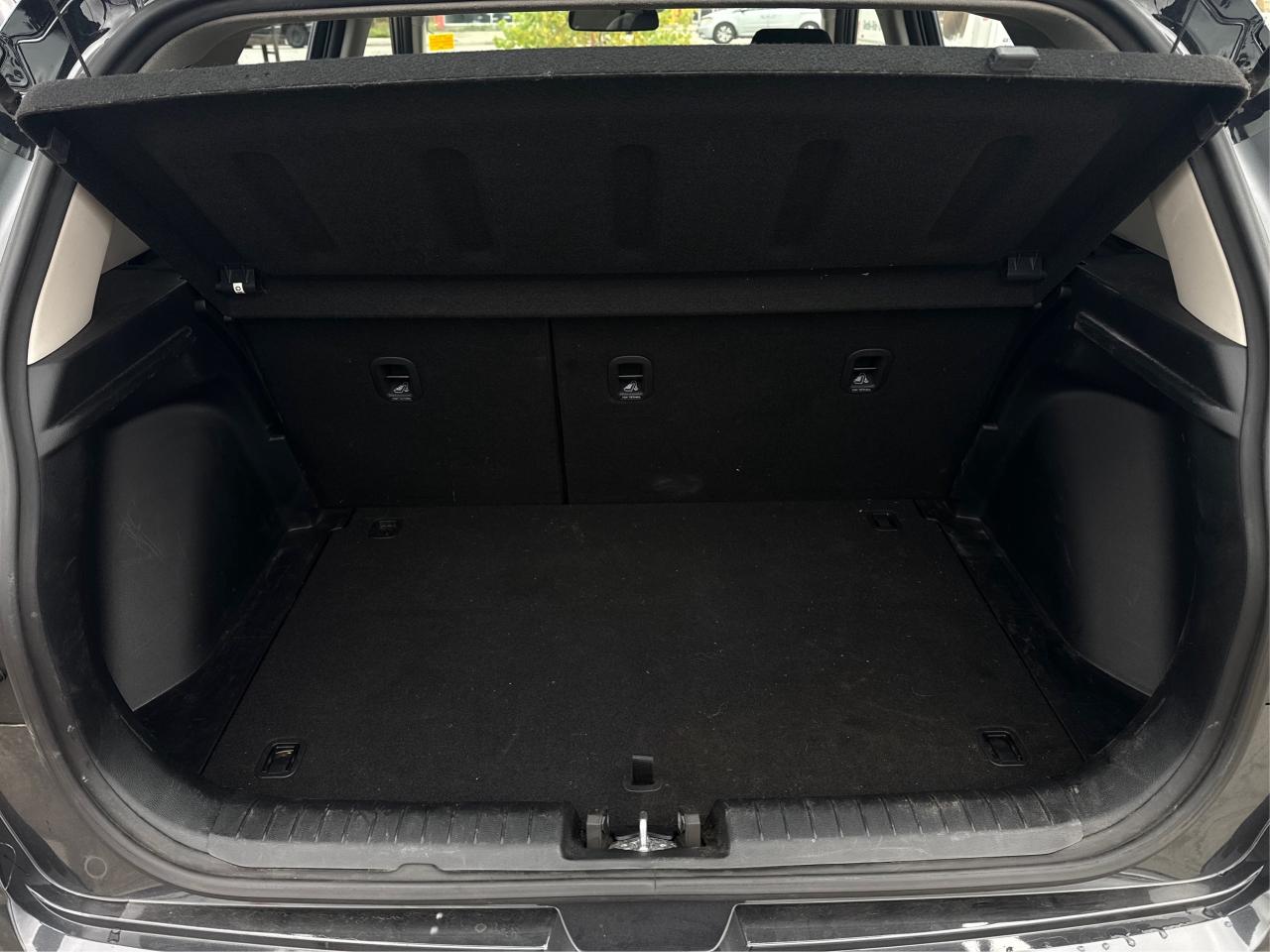 2022 Hyundai Venue CRUISE HEATED SEATS LOW KM WE FINANCE ALL CREDIT Photo