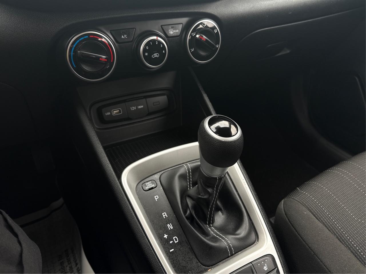 2022 Hyundai Venue CRUISE HEATED SEATS LOW KM WE FINANCE ALL CREDIT Photo