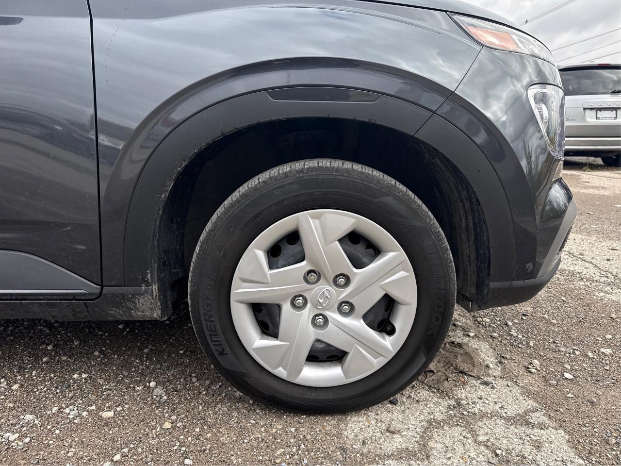 2022 Hyundai Venue CRUISE HEATED SEATS LOW KM WE FINANCE ALL CREDIT Photo