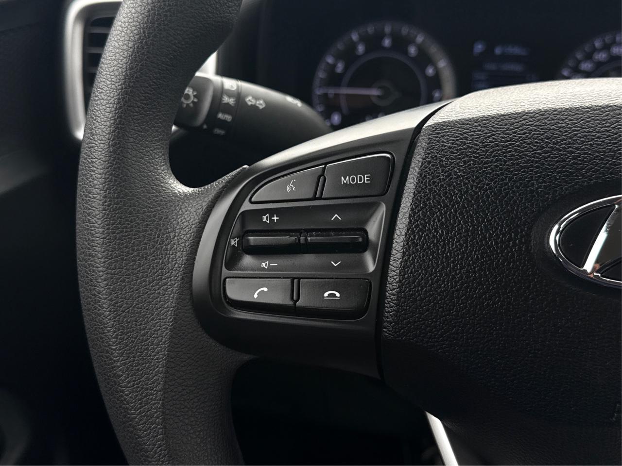 2022 Hyundai Venue CRUISE HEATED SEATS LOW KM WE FINANCE ALL CREDIT Photo