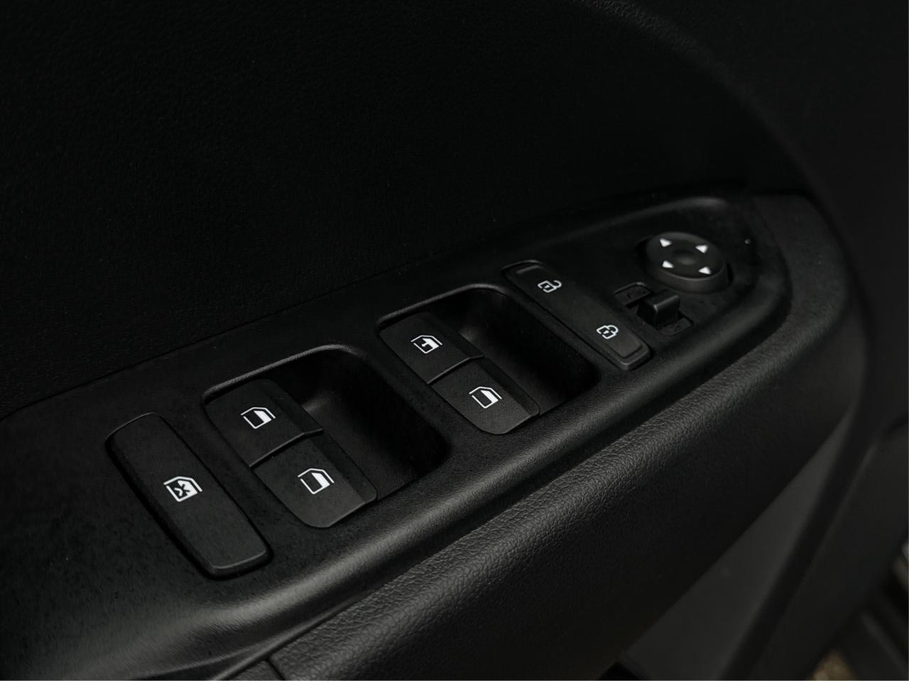 2022 Hyundai Venue CRUISE HEATED SEATS LOW KM WE FINANCE ALL CREDIT Photo