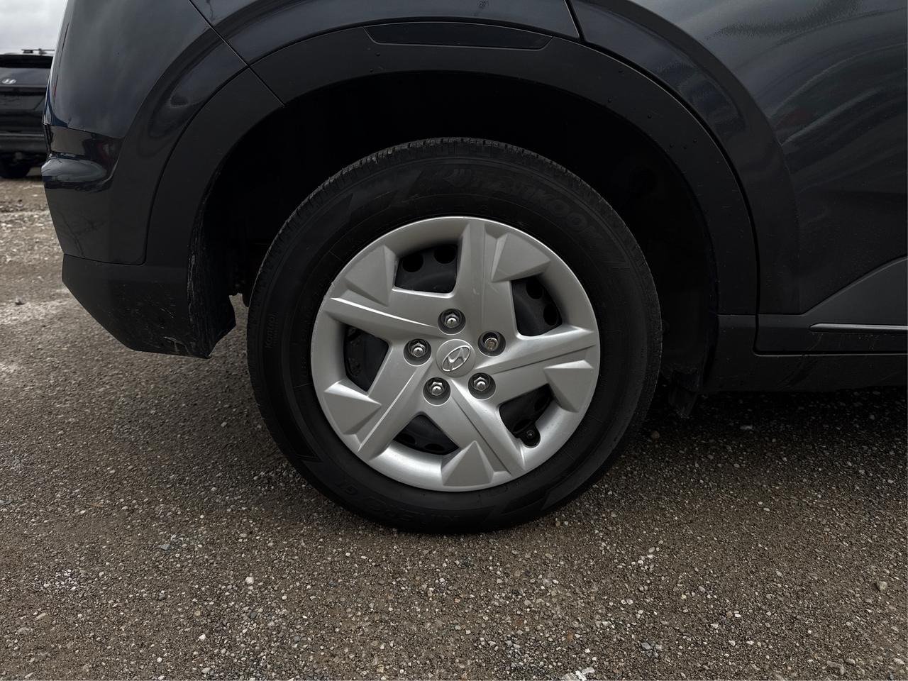 2022 Hyundai Venue CRUISE HEATED SEATS LOW KM WE FINANCE ALL CREDIT Photo