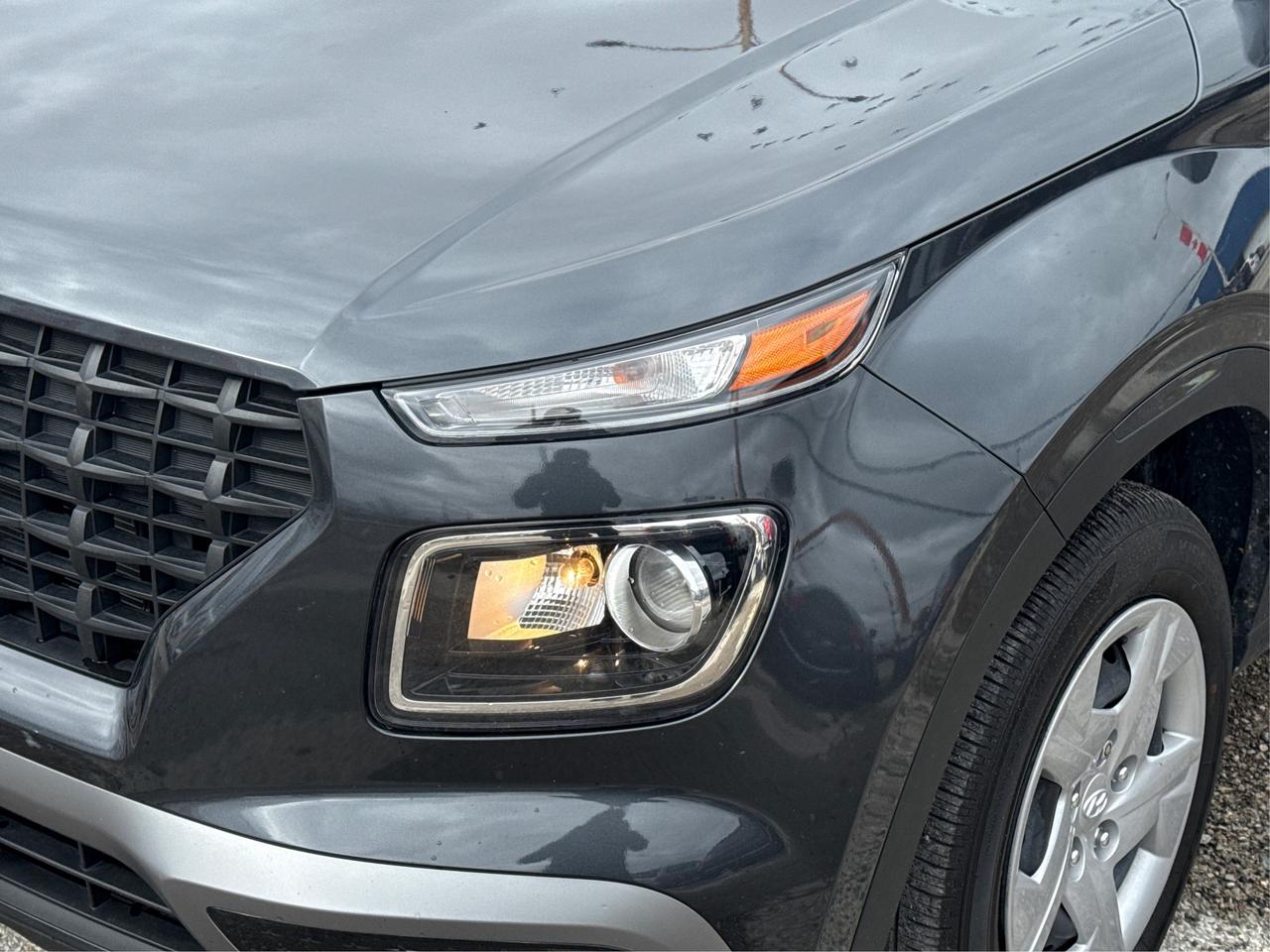 2022 Hyundai Venue CRUISE HEATED SEATS LOW KM WE FINANCE ALL CREDIT Photo