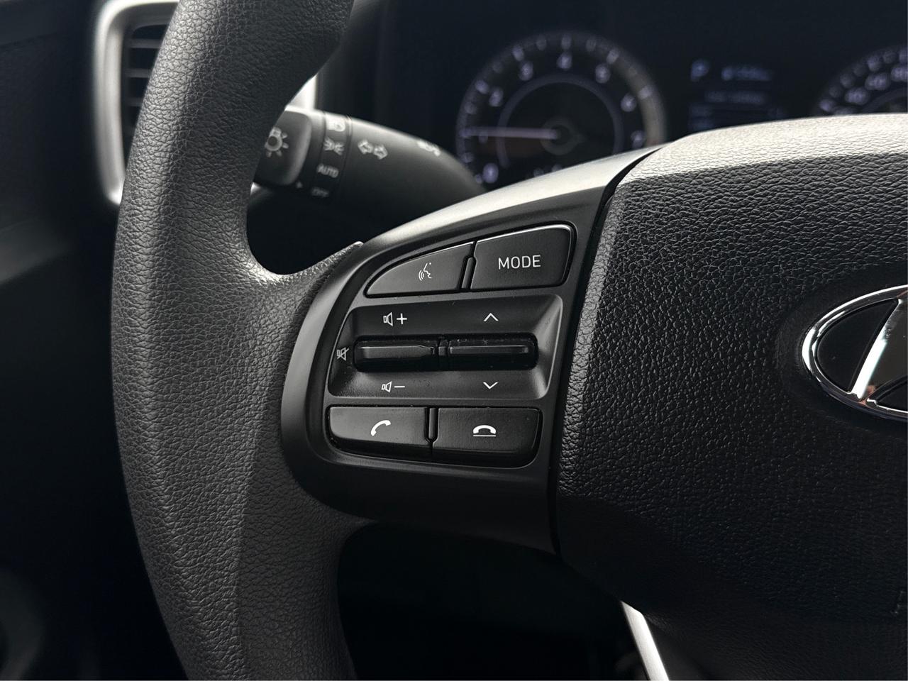 2022 Hyundai Venue CRUISE HEATED SEATS LOW KM WE FINANCE ALL CREDIT Photo