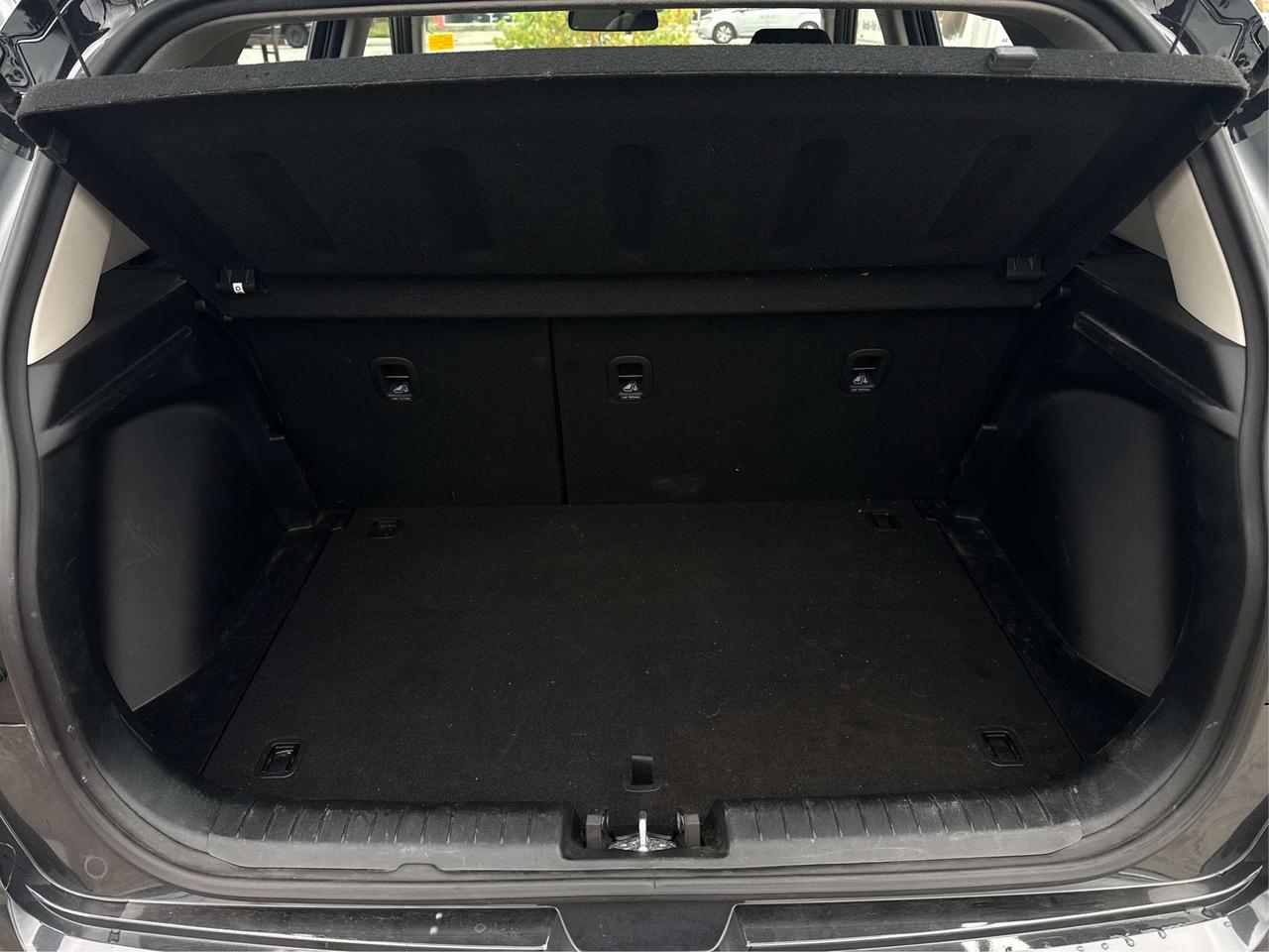 2022 Hyundai Venue CRUISE HEATED SEATS LOW KM WE FINANCE ALL CREDIT Photo