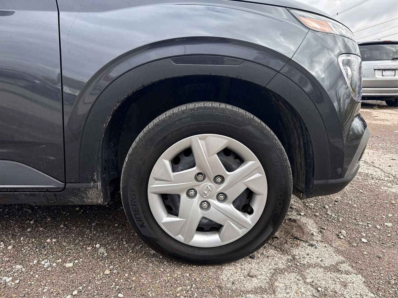 2022 Hyundai Venue CRUISE HEATED SEATS LOW KM WE FINANCE ALL CREDIT Photo