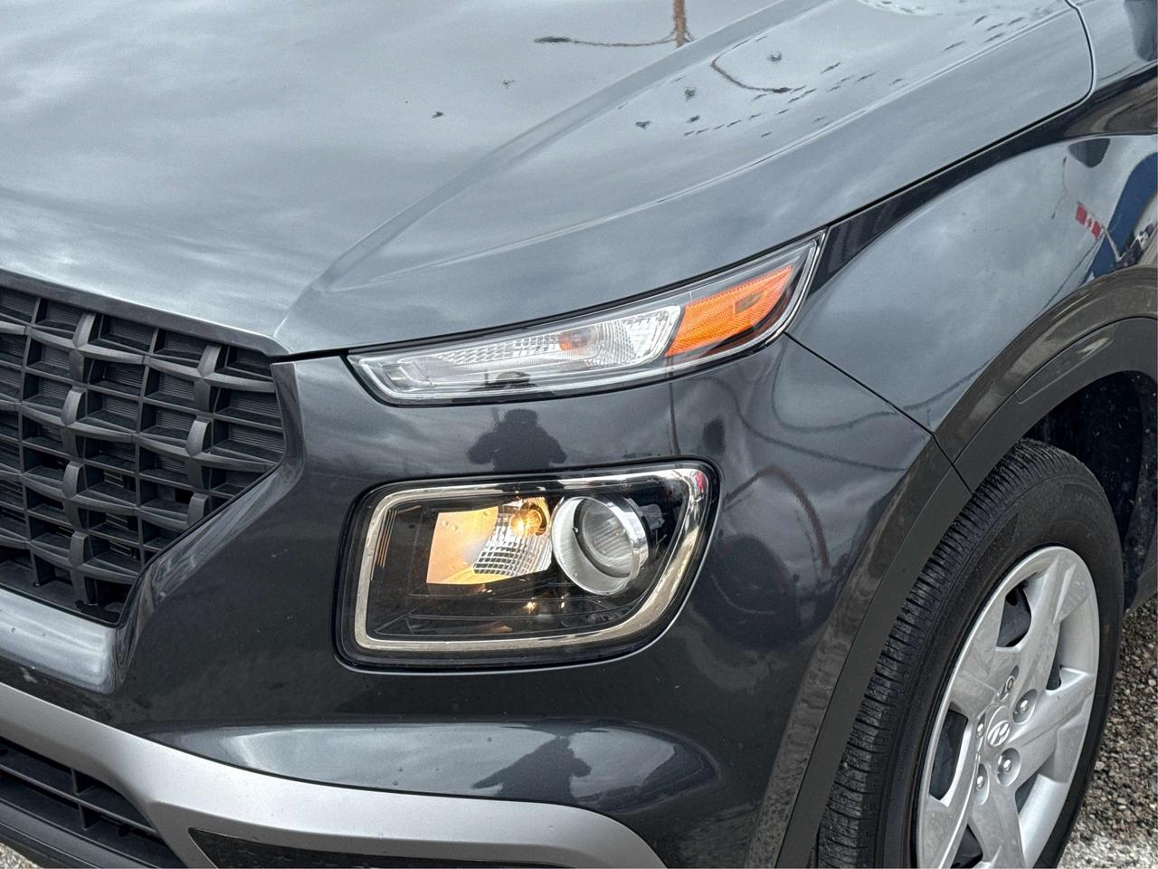 2022 Hyundai Venue CRUISE HEATED SEATS LOW KM WE FINANCE ALL CREDIT Photo
