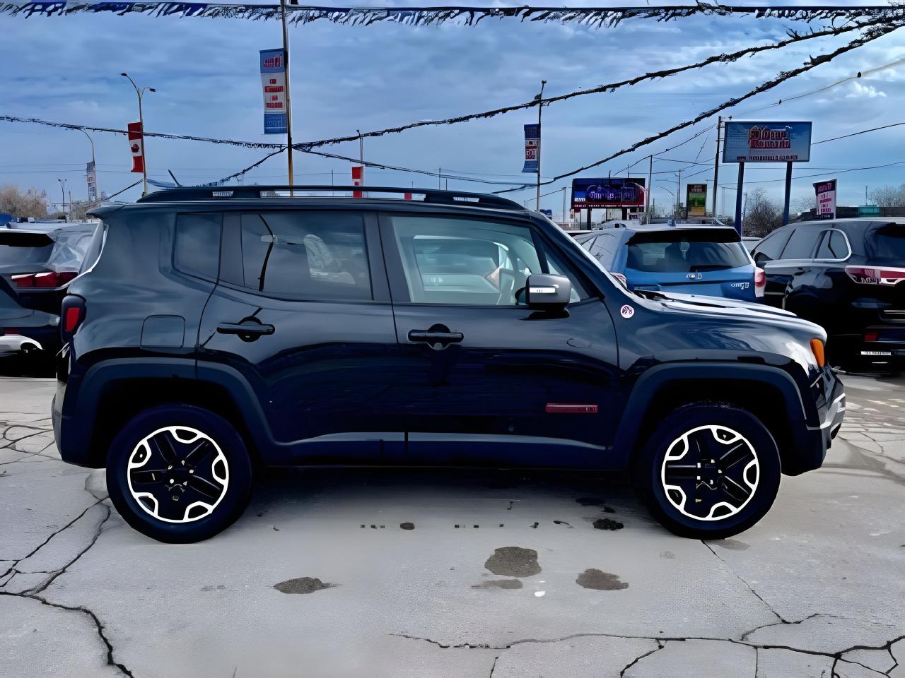 2017 Jeep Renegade 4WD Trailhawk NAV PANORAMIC MINT WE FINANCE ALL Photo4