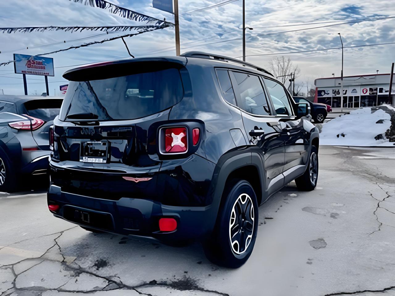2017 Jeep Renegade 4WD Trailhawk NAV PANORAMIC MINT WE FINANCE ALL Photo3