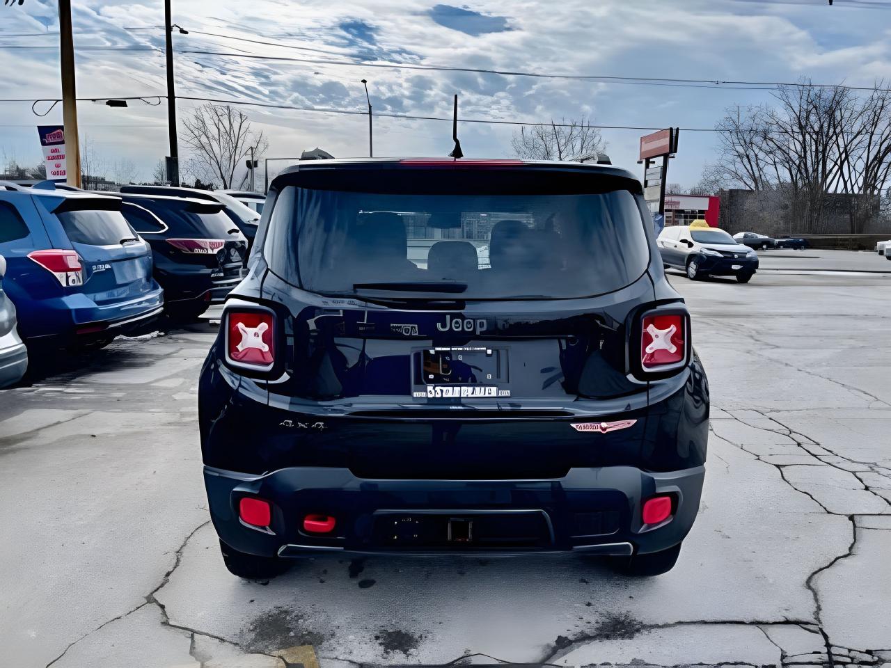 2017 Jeep Renegade 4WD Trailhawk NAV PANORAMIC MINT WE FINANCE ALL Photo2