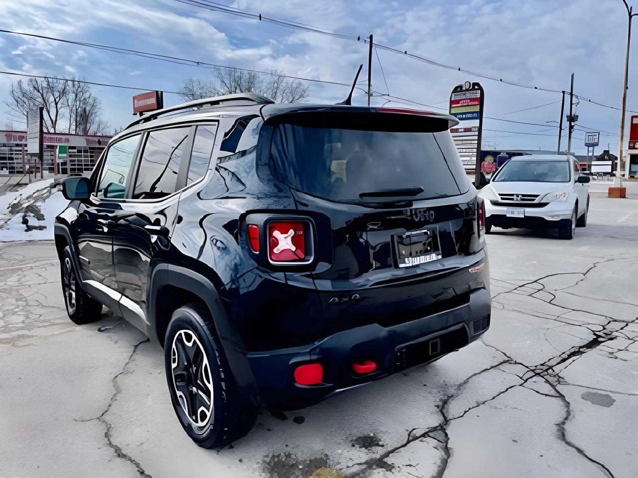 2017 Jeep Renegade 4WD Trailhawk NAV PANORAMIC MINT WE FINANCE ALL Photo