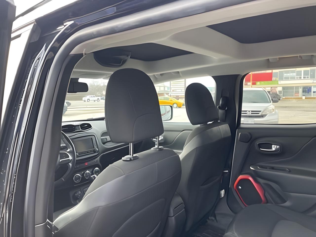 2017 Jeep Renegade 4WD Trailhawk NAV PANORAMIC MINT WE FINANCE ALL Photo