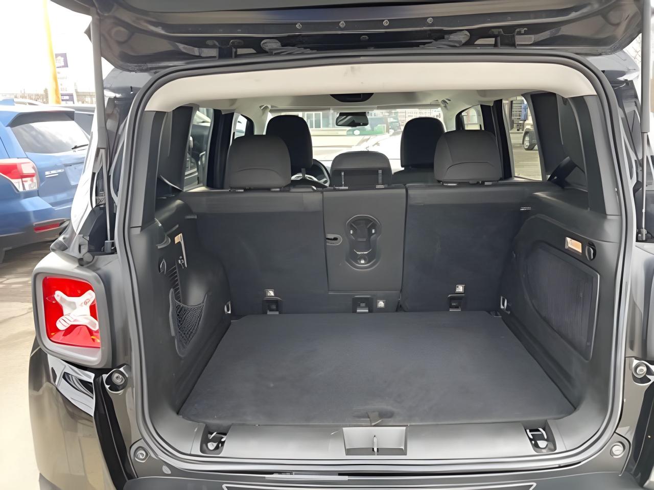 2017 Jeep Renegade 4WD Trailhawk NAV PANORAMIC MINT WE FINANCE ALL Photo