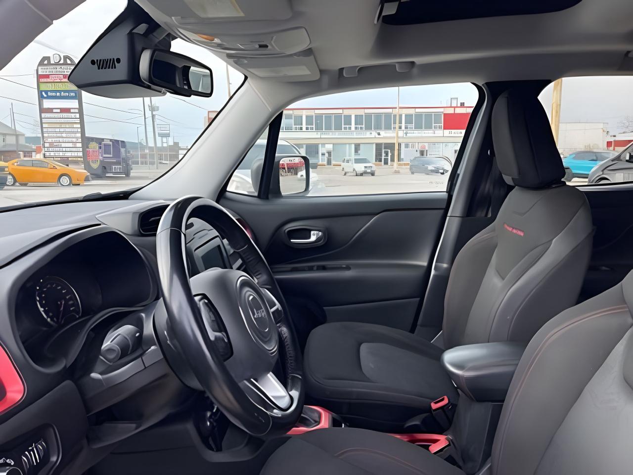 2017 Jeep Renegade 4WD Trailhawk NAV PANORAMIC MINT WE FINANCE ALL Photo