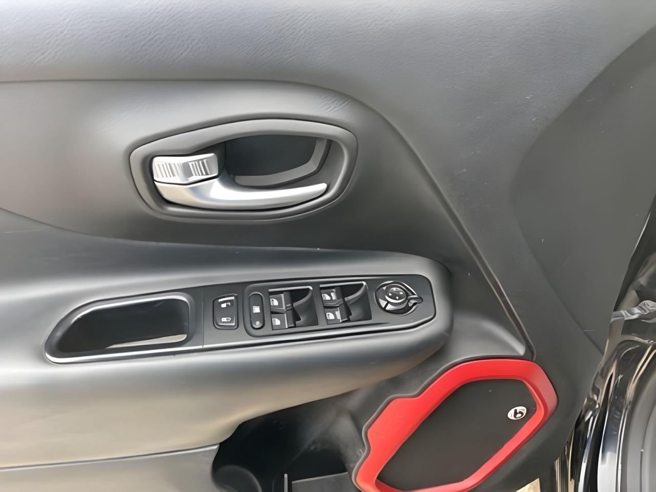 2017 Jeep Renegade 4WD Trailhawk NAV PANORAMIC MINT WE FINANCE ALL Photo