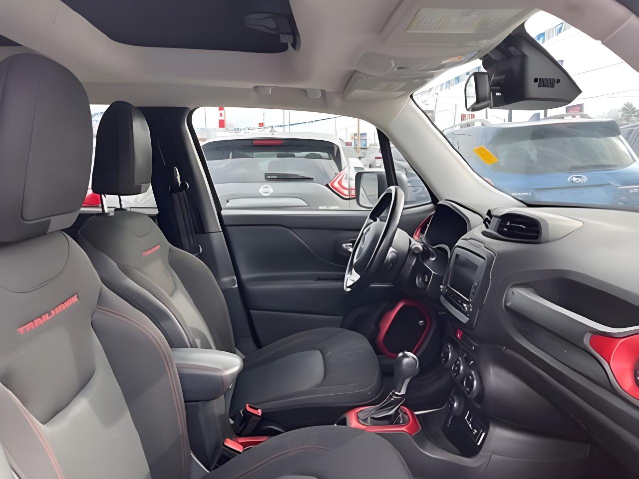 2017 Jeep Renegade 4WD Trailhawk NAV PANORAMIC MINT WE FINANCE ALL Photo