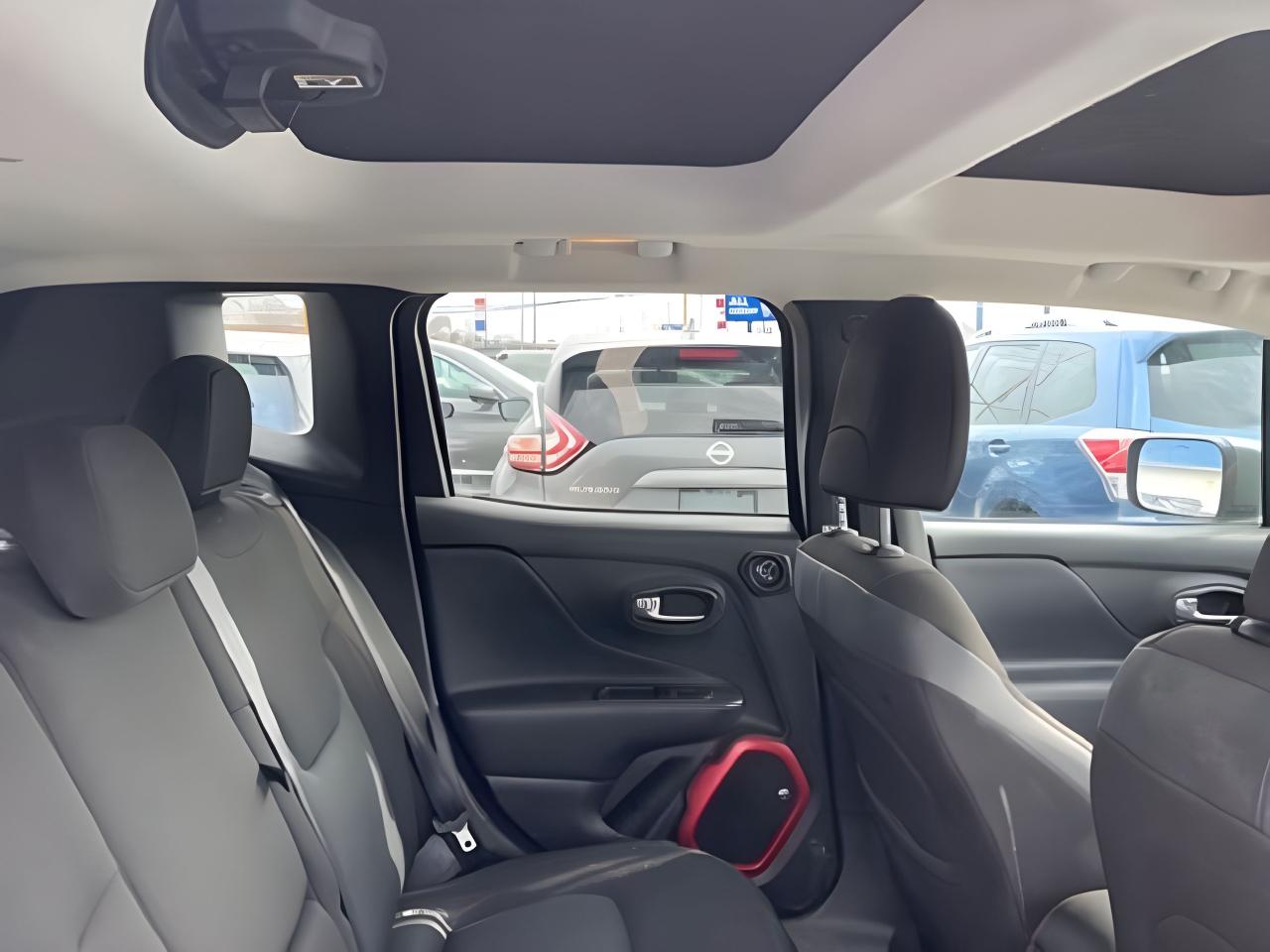 2017 Jeep Renegade 4WD Trailhawk NAV PANORAMIC MINT WE FINANCE ALL Photo