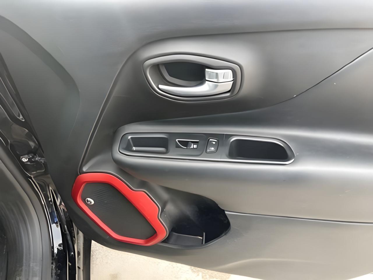 2017 Jeep Renegade 4WD Trailhawk NAV PANORAMIC MINT WE FINANCE ALL Photo