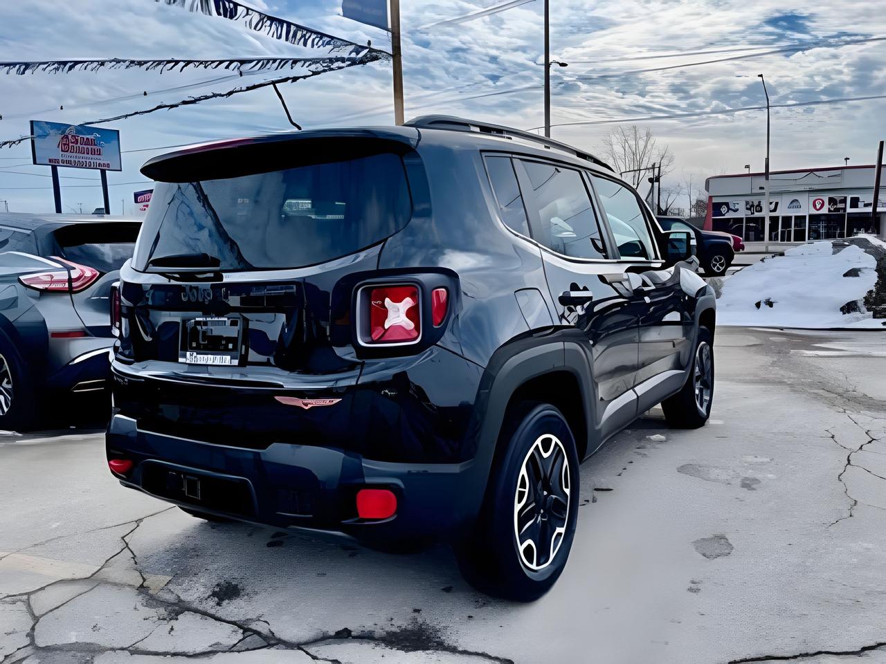2017 Jeep Renegade 4WD Trailhawk NAV PANORAMIC MINT WE FINANCE ALL Photo3
