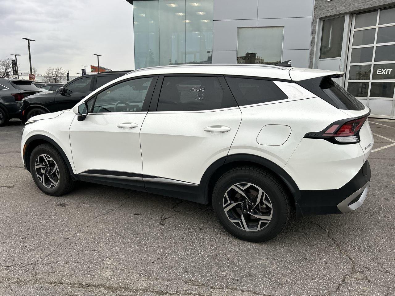 2024 Kia Sportage LX AWD   Adventure-Ready, Style-Approved! NO ACCID Photo