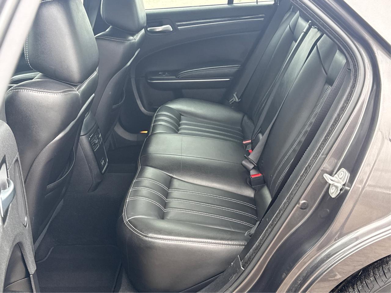 2022 Chrysler 300 LEATHER SUNROOF H-SEATS! WE FINANCE ALL CREDIT! Photo