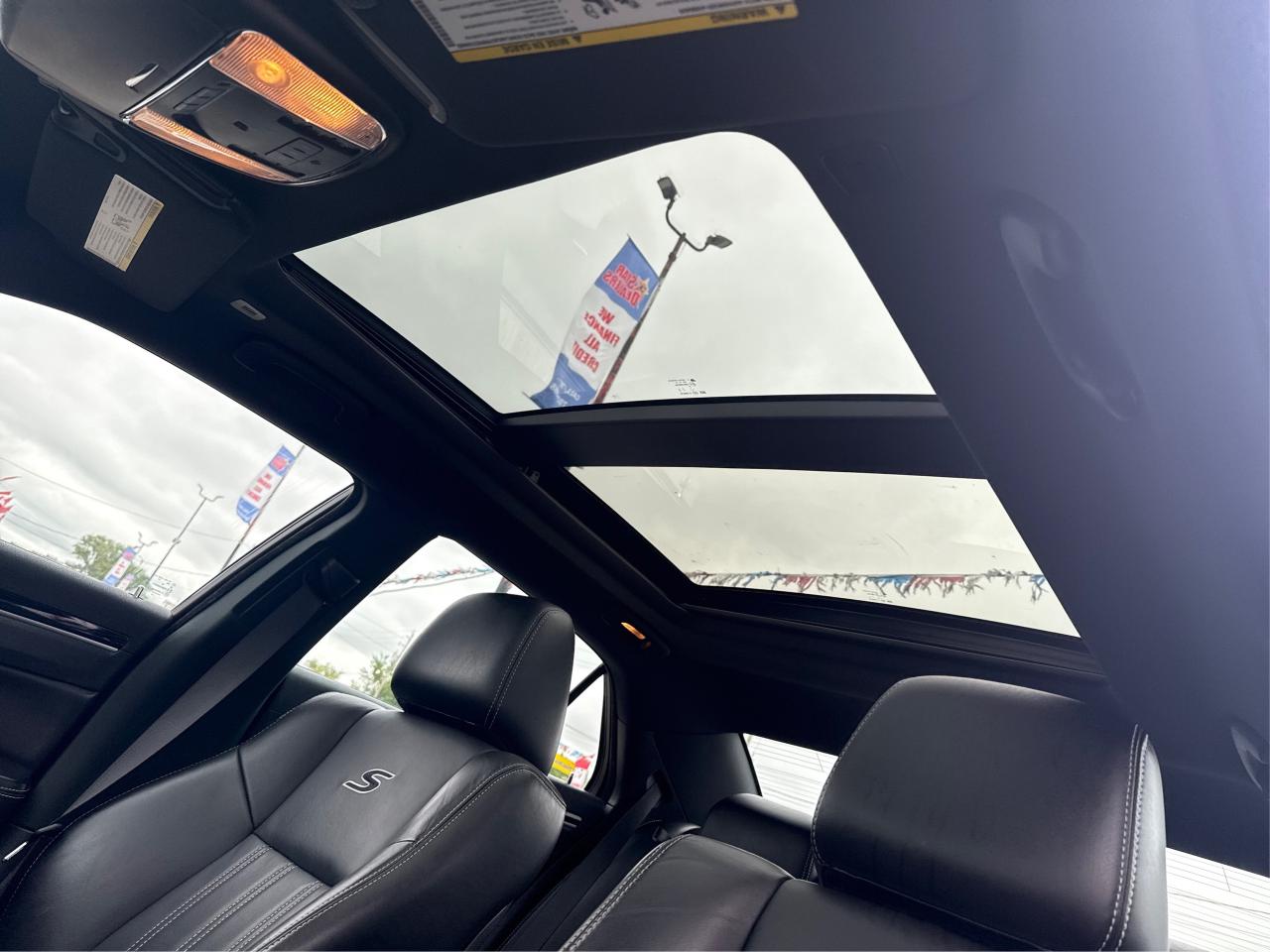 2022 Chrysler 300 LEATHER SUNROOF H-SEATS! WE FINANCE ALL CREDIT! Photo