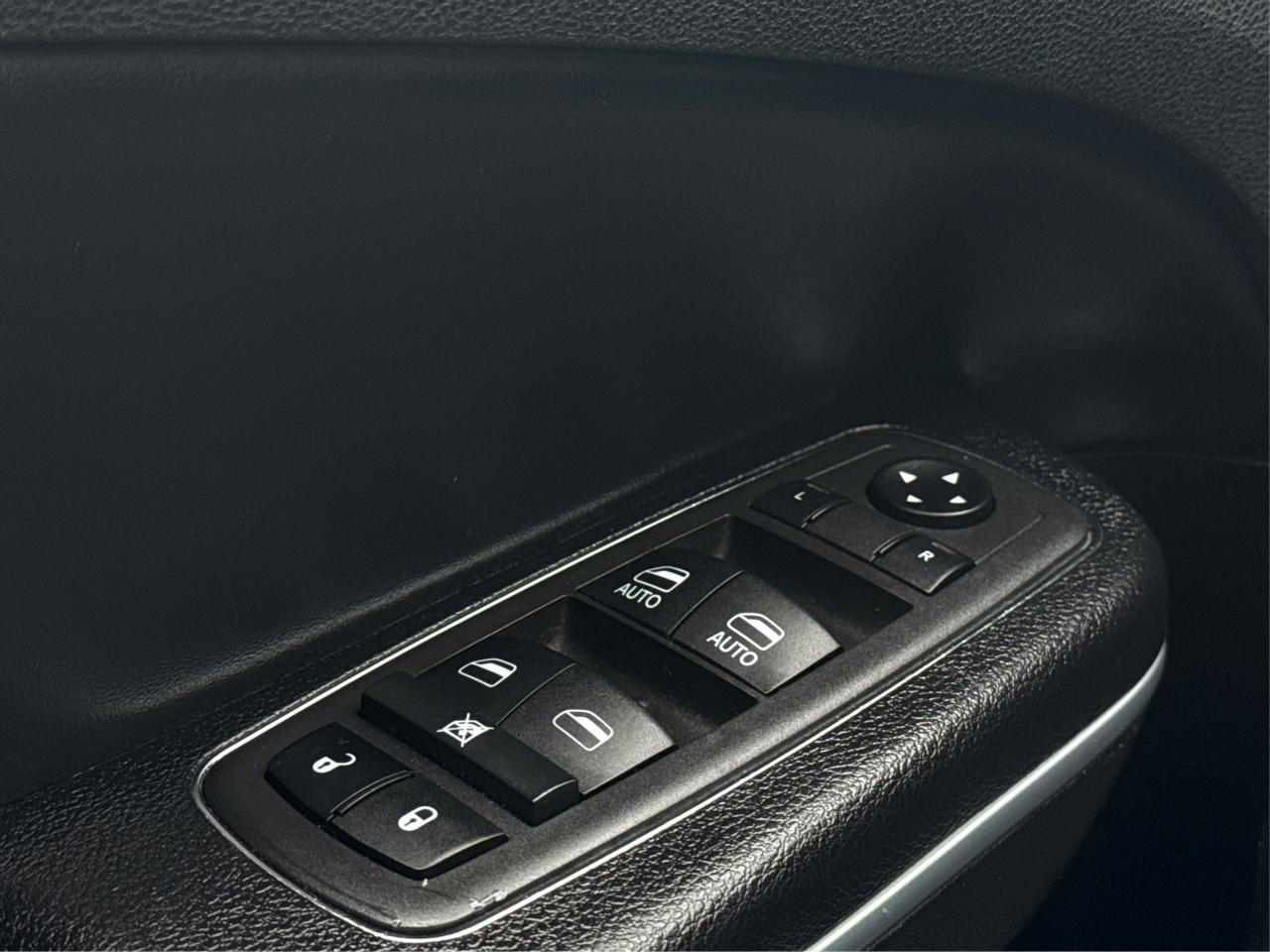 2022 Chrysler 300 LEATHER SUNROOF H-SEATS! WE FINANCE ALL CREDIT! Photo