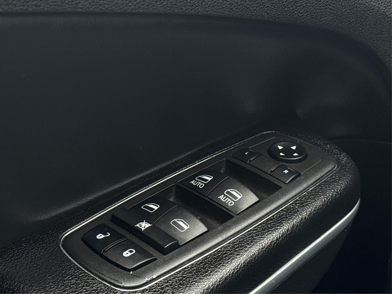 2022 Chrysler 300 LEATHER SUNROOF H-SEATS! WE FINANCE ALL CREDIT! Photo