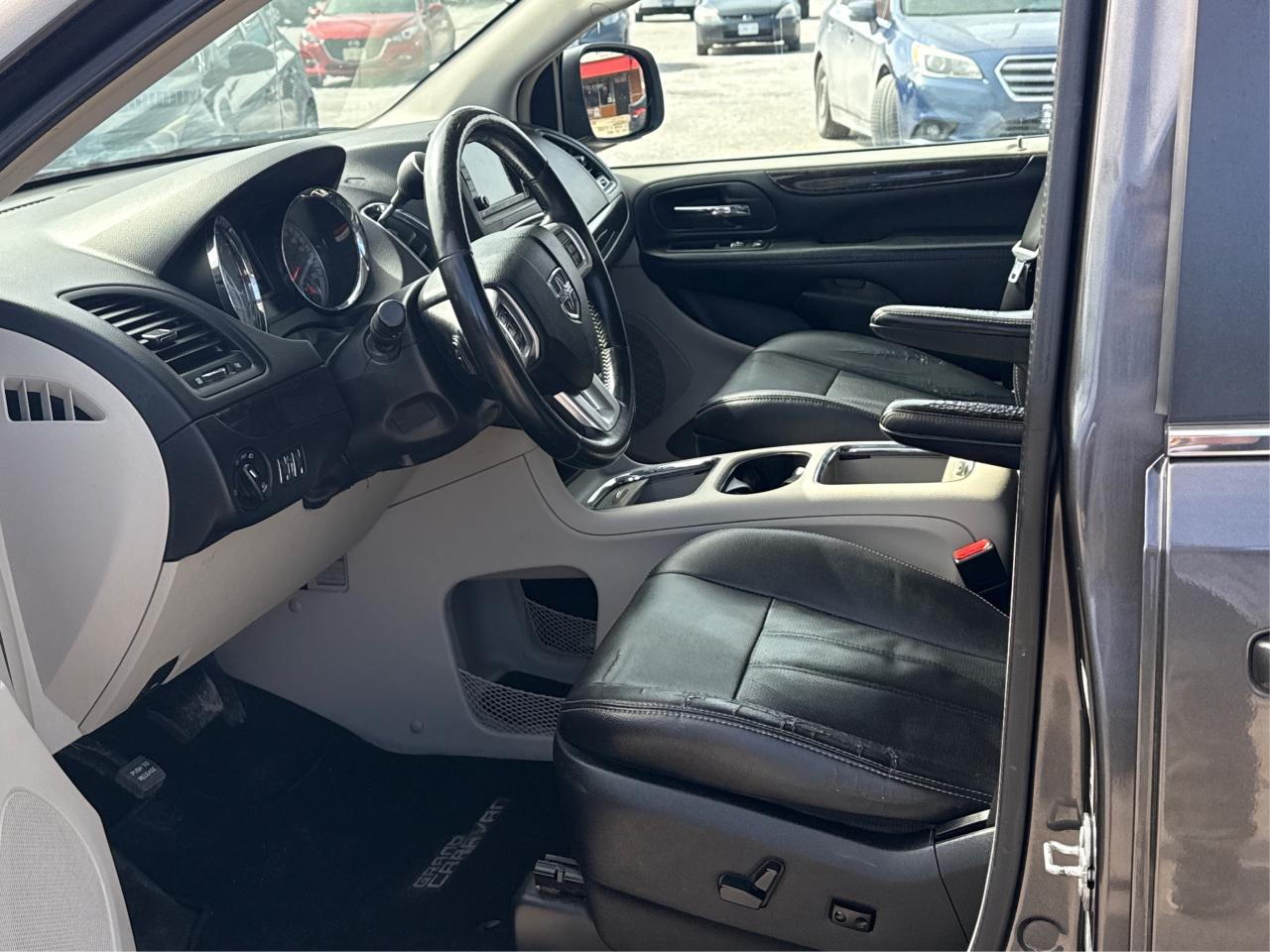 2016 Dodge Grand Caravan Crew Plus NAV LEATHER SUNROOF WE FINANCE ALL CREDT Photo