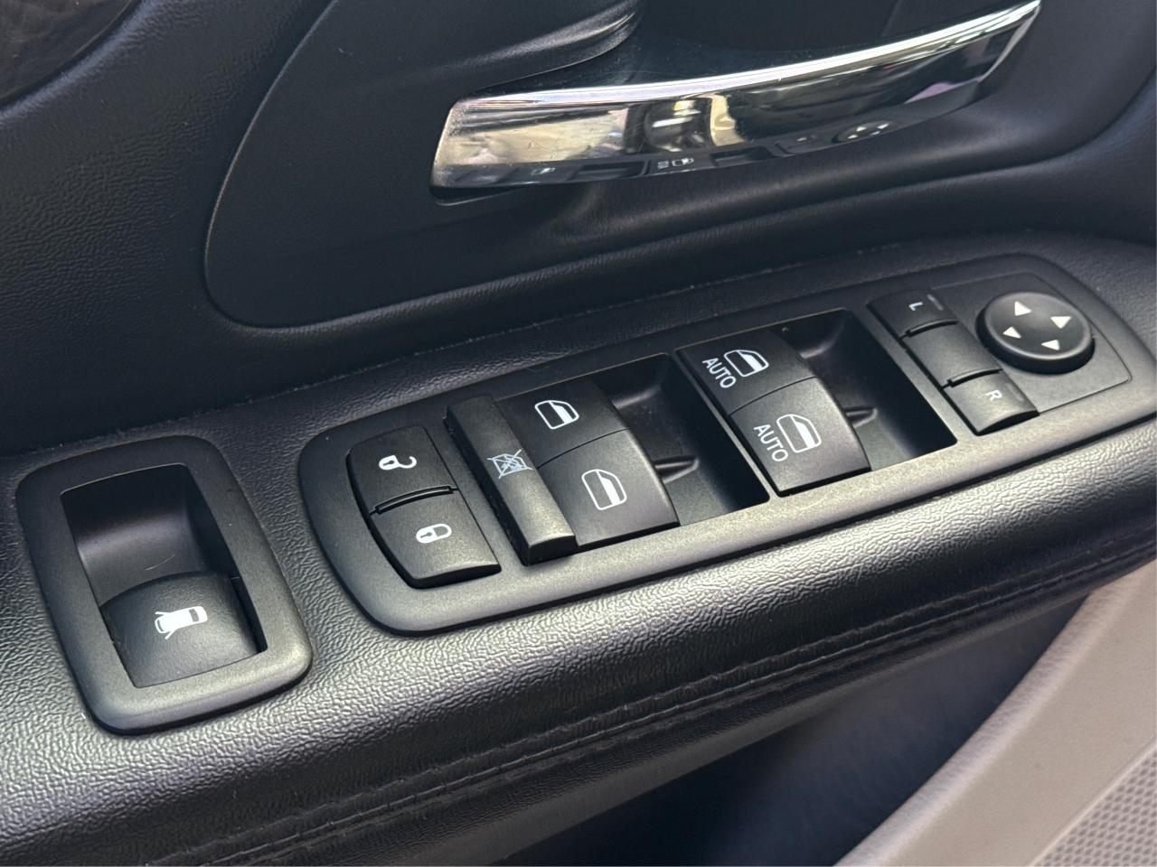 2016 Dodge Grand Caravan Crew Plus NAV LEATHER SUNROOF WE FINANCE ALL CREDT Photo