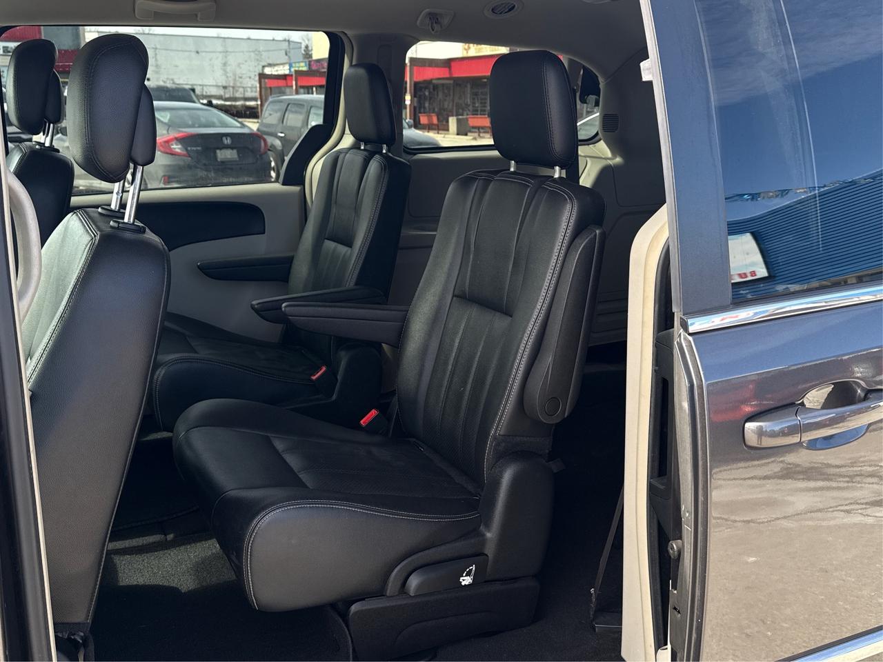 2016 Dodge Grand Caravan Crew Plus NAV LEATHER SUNROOF WE FINANCE ALL CREDT Photo