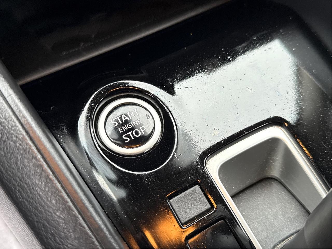 2023 Nissan Versa SV HEATED SEATS MINT CONDITION! LOW KM! MUST SEE! Photo