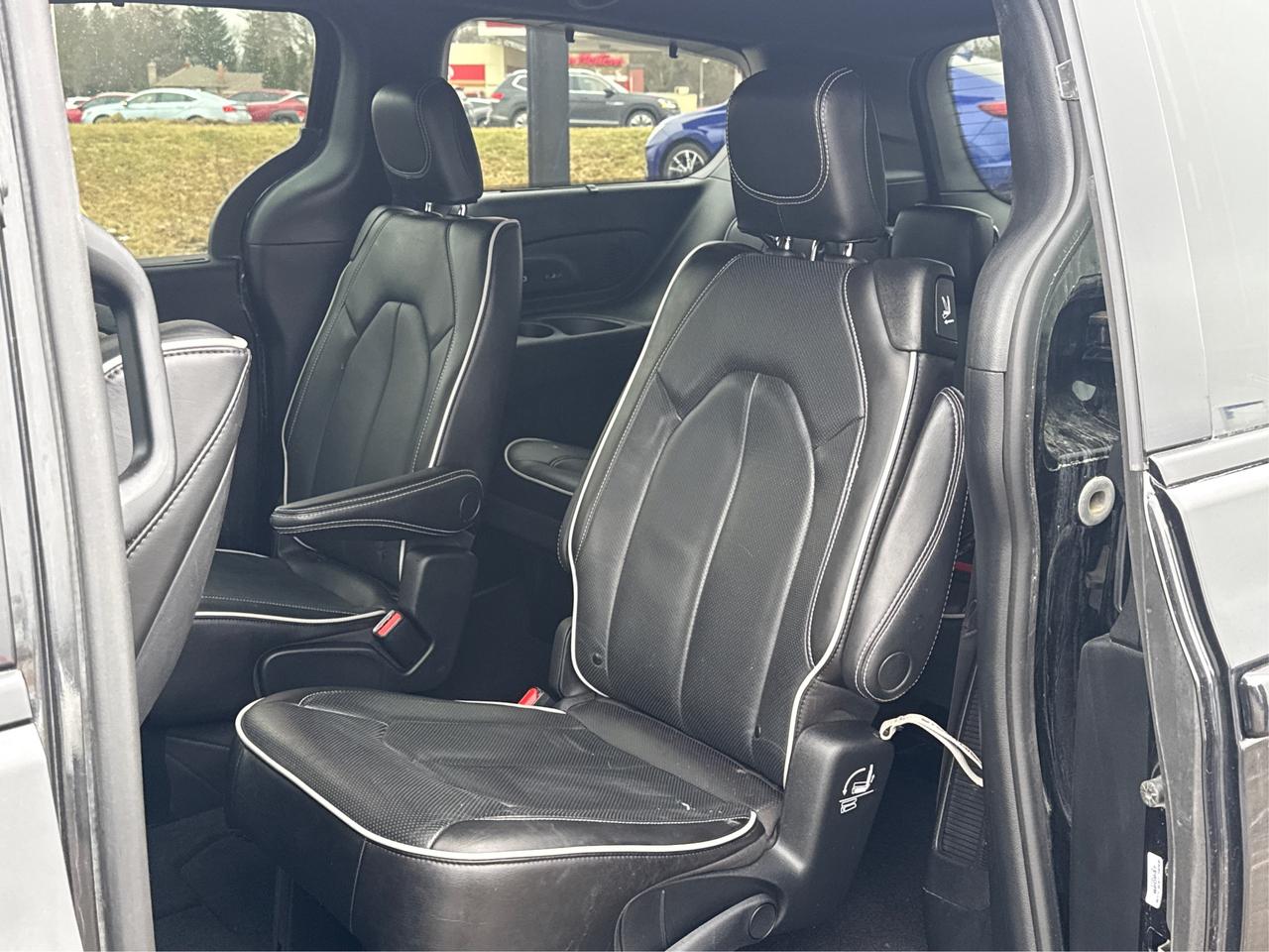 2023 Chrysler Pacifica 7 PASS NAV DVD LEATHER SUNROOF WE FINANCE ALL! Photo