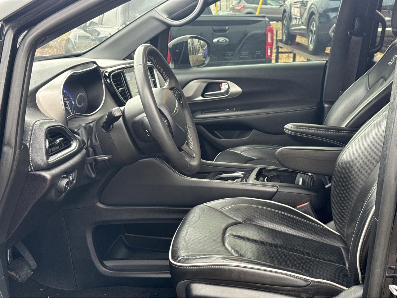 2023 Chrysler Pacifica 7 PASS NAV DVD LEATHER SUNROOF WE FINANCE ALL! Photo