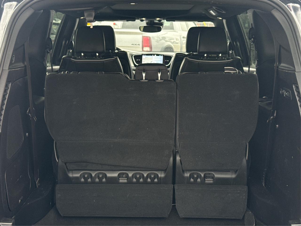 2023 Chrysler Pacifica 7 PASS NAV DVD LEATHER SUNROOF WE FINANCE ALL! Photo