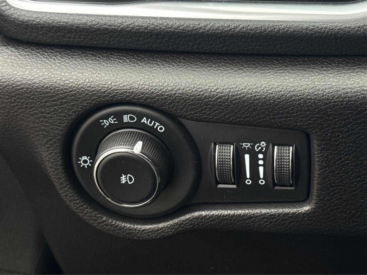 2023 Chrysler Pacifica 7 PASS NAV DVD LEATHER SUNROOF WE FINANCE ALL! Photo