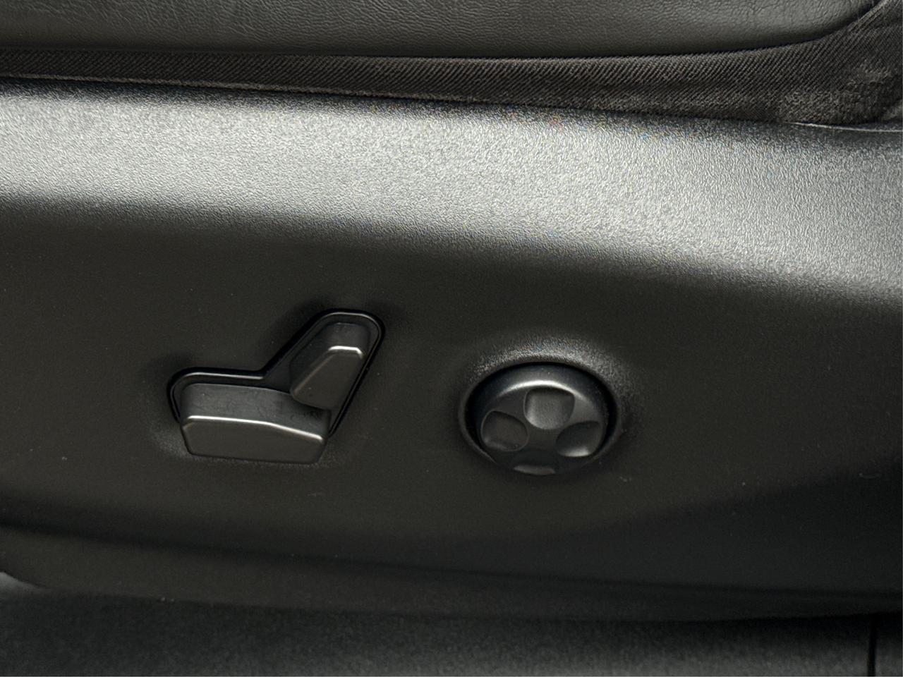 2023 Chrysler Pacifica 7 PASS NAV DVD LEATHER SUNROOF WE FINANCE ALL! Photo